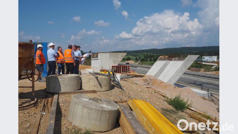 Wie riesige Arme aus Beton und Stahl strecken sich die schrägen Brückenteile den Tragflächen entgegen, die ab Donnerstag, 19. September, die A 93 bei Perschen überspannen sollen. Dazu wird der Verkehr auf der Autobahn kurzzeitig angehalten. Bild: bl