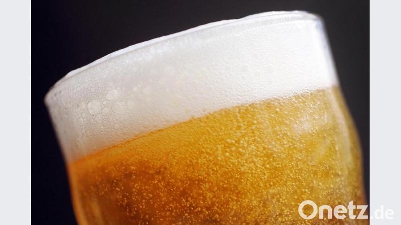 Im Bier &quot;Franken Bräu Pilsener Bügelverschluss&quot; mit dem Haltbarkeitsdatum 5. Mai 2020 hat die Brauerei Franken Bräu Reste von Reinigungsmitteln (Lauge) festgestellt. Außerdem warnt Gustoland vor Kunststoff in manchen Produkten von &quot;Metzgerfrisch Leberwurst-Kugeln fein, 200 g&quot;. Bild:  Marius Becker/dpa