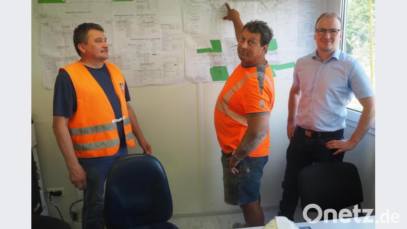 Albert Thanhäuser, Bauleiter der Autobahndirektion, Polier Alfred Ritzer und Oberbauleiter Martin Riehl von der Firma ProBau (von links) sind stolz auf das Bauwerk, das ohne Mittelpfeiler auskommt. Bild: bl