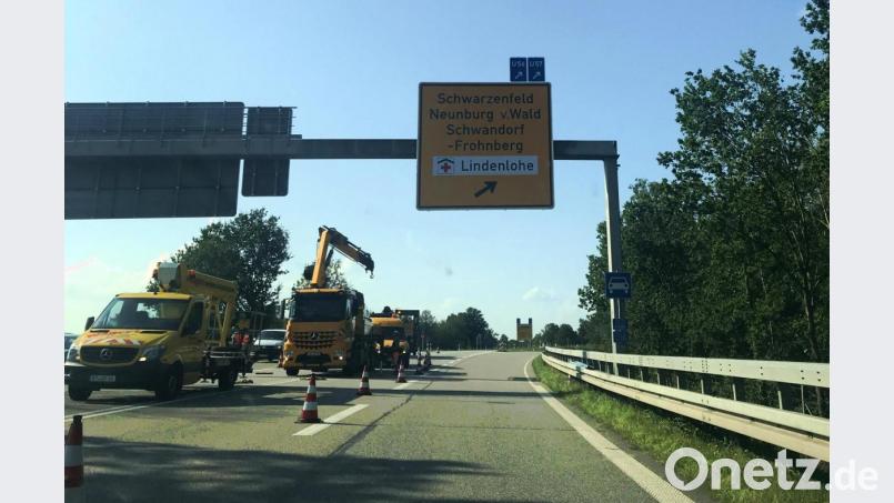 &quot;Schwandorf-Frohnberg&quot;: Dieses Schild soll an der Autobahnabfahrt Schwandorf-Nord auf den Ortsteil Fronberg hinweisen. Bild: Tietz