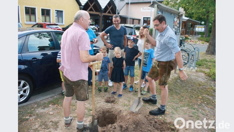 „Da ist das Ding!“ Dank des Einsatzes der beiden „Ehren-Kirwa-Burschen“ Gerd Retzer (links) und Werner Meier (rechts) wurde die Vorbacher Kirwa pünktlich aus ihrem Versteck vor dem Gemeindezentrum geholt. Bild: edo