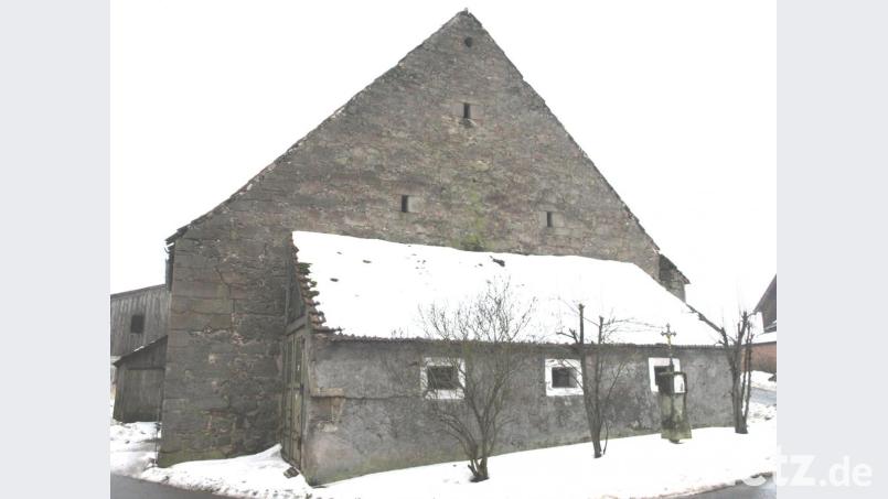 Fast 400 Jahre hat das ehemalige Ökonomiegebäude des Klosters in Haselhof schon auf dem Buckel. Nun packen zwei Landwirte an, den Stadel zu sanieren und für kulturelle Zwecke zur Verfügung zu stellen. Unser Bild zeigt die Scheune vor Sanierungsbeginn Bild: do