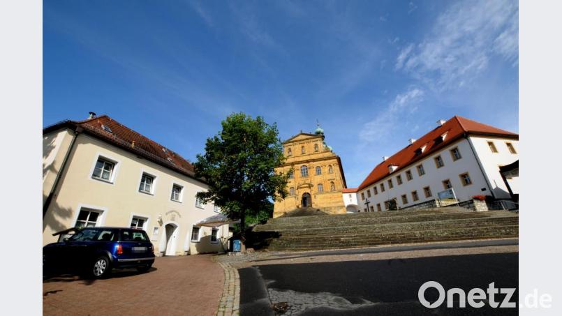 Die Dreieinigkeit auf dem Mariahilfberg (von links): Bergwirtschaft, Gotteshaus und Kloster. Die geplante Erweiterung der Wirtschaft erregt jetzt die Gemüter, vor allem wegen der Auswirkungen auf die anderen beiden Gebäude bzw. deren Nutzung. Bild: Stephan Huber