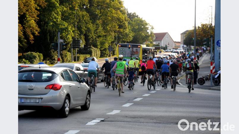 Zum Ende hin von Autos eingerahmt: die Critical Mass der Radfahrer. Bild: Stephan Huber
