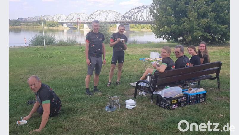 Die Radlergruppe bei einer Rast an der Weichsel. Bild: exb