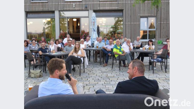 Zahlreiche Interessierte lauschten auf der Terrasse des Seenarios den Erzählungen von Stefan Zant (links neben Huberth Rosner). Bild: ubb