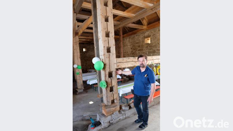 Anstelle einer Leiter diente vor 400 Jahren eine in den Balken gehauene Aufstiegshilfe, die zu den Lagerstätten der oberen Geschosse führte Bild: do