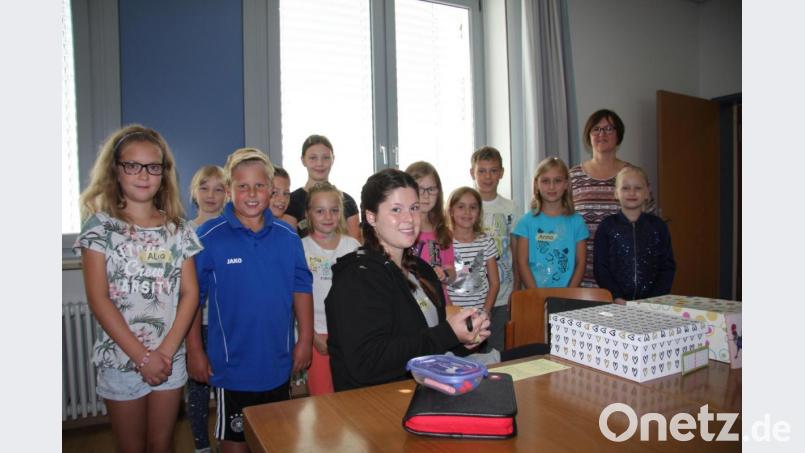 Anna Bauer zeigte den Mädchen und Jungen, wie das Zaubern funktioniert. Jugendbeauftragte Andrea Hecht (zugleich Zweite Bürgermeisterin, im Bild rechts) half mit und schaute sich manche Tricks ab. Bild: wro