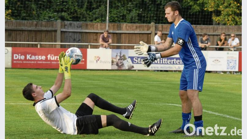 Die zwei Mitterteicher Torhüter, für die Coach Andreas Lang nicht mit Lob spart: Neuzugang Tim Lauterbach (links) stand beim 6:2-Sieg gegen Herzogenaurach zwischen den Pfosten. Am Samstag gegen Quelle Fürth kehrt Fabian Scharnagl wieder in den Kasten zurück. Bild: gb