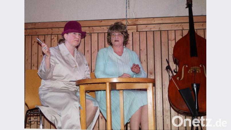 Die beiden Schwestern Regina Diegel und Monika Helmstreit (von links) feiern das 20-jährige Bestehen der &quot;Schrägschrauben&quot; mit einer Best-of-Programm am 12. Oktober in Schirmitz. Bild: exb