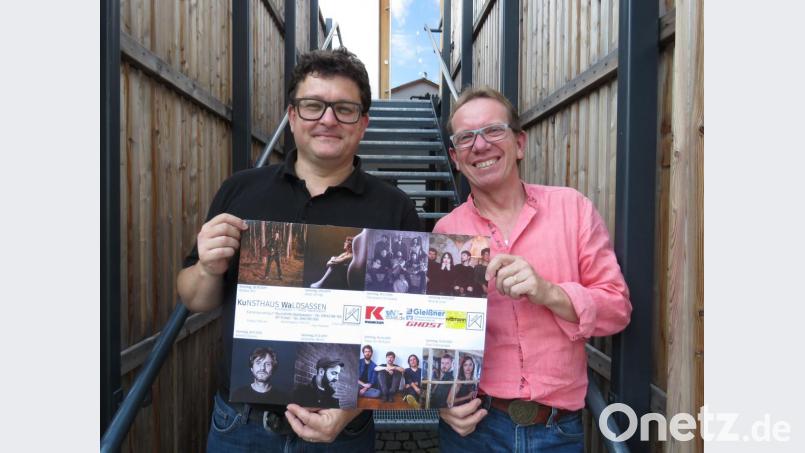 Kunsthaus-Vorsitzender Wolfgang Horn und Stellvertreter Markus Braun (von rechts) präsentieren den Flyer, mit dem die nächsten Konzertabende beworben werden. Bild: ubb