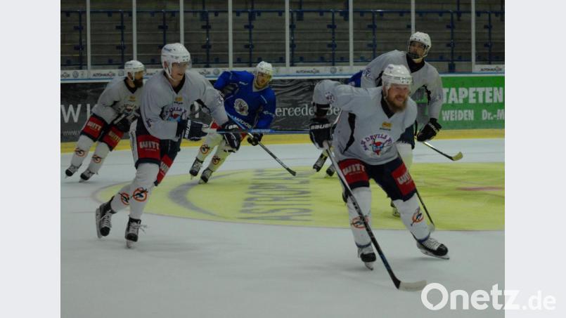 Nach vielen Trainingsrunden in den letzten Tagen gibt es endlich Spielpraxis für die Cracks der Blue Devils Weiden. Am Samstag um 16 Uhr beginnt in der Hans-Schröpf-Arena das erste Vorbereitungsspiel gegen den tschechischen Drittligisten Mostecti Lvi. Bild: gb