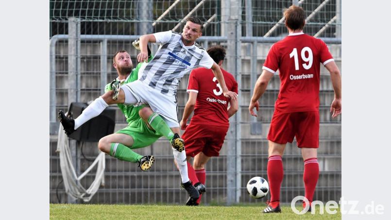 Josef Rodler (gestreiftes Trikot) haut sich voll rein: In der zweiten Hälfte gelang dem SpVgg-SV-Stürmer ein starkes Tor zum 5:1-Endstand. Bild: Büttner, Gerhard