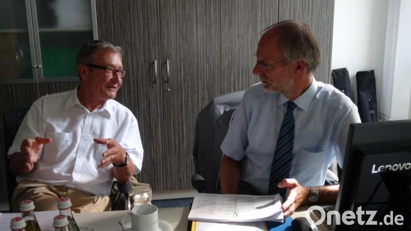 Zwei leidenschaftliche Kämpfer für den Erhalt der Krankenhäuser im ländlichen Raum: Dr. Rainer Hoffmann, der Initiator der Unterschriftenaktion (links) und Klaus Emmerich, Vorstand der Krankenhäuser in Sulzbach-Rosenberg und Auerbach. Bild: hka
