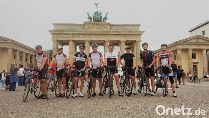 Zum Bild am Brandenburger Tor (von links): Markus Preisinger, Hubert Beinrucker, Rainer Weiss, Lothar Müller, Rudi Kreuzer, Bernd Büsching, Ronald Flieger und Klaus Haberkorn. Bild: exb