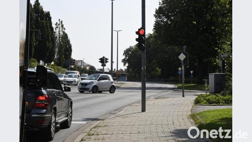 Jetzt müssen alle Autofahrer warten. Einen Grünpfeil, der es möglich macht, die rote Ampel auszutricksen, gibt es am Ziegeltorplatz nicht mehr. Bild: Petra Hartl