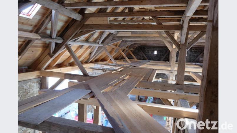 Äußerst aufwändig gestaltet sich die Wiederherstellung der historischen Dachkonstruktion. 80 Prozent der alten Balken kann wiederverwendet werden Bild: do