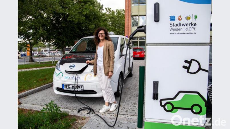 Das E-Car, ein Nissan mit sieben Sitzen, kann per App gebucht werden. Bild: gld