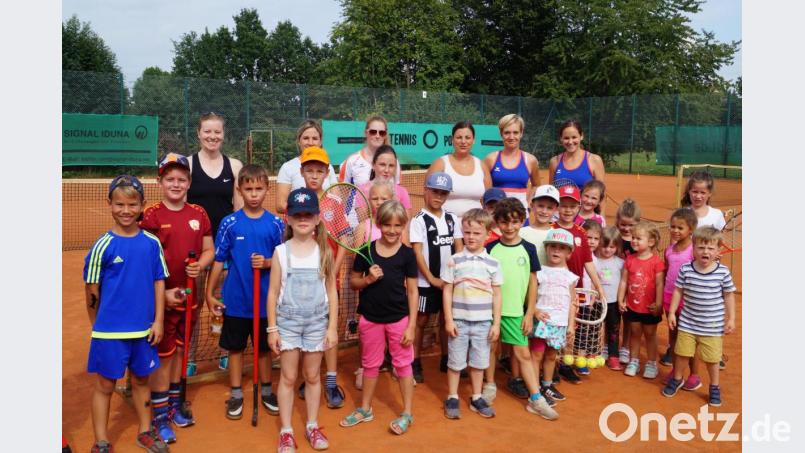 Hoffnungsvolle Talente für den "weißen Sport" sind bei der Ferienaktion der SpVgg-Tennisabteilung unter den 30 Kindern zu sehen. Sie werden von sechs Helferinnen unter der Leitung von Franziska Hammer (hinten, Dritte von rechts) betreut. Bild: du