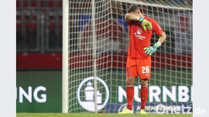 Fassungslos: Club-Keeper Christian Mathenia konnte es nicht glauben, dass er und seine Kollegen noch eine 2:0-Führung verspielten. Bild: Daniel Karmann/dpa