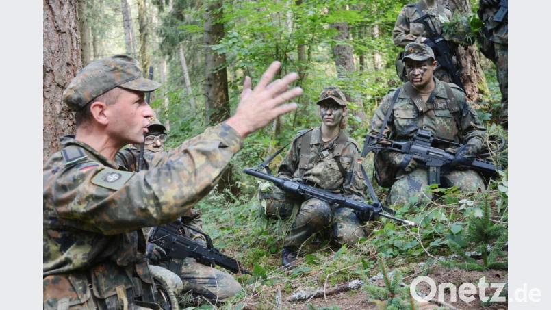 Der Übungsleiter erklärt die nächste Aufgabe, die Kursteilnehmer hören konzentriert zu. „Verstanden?“ – „Jawoll.“ Bild: Gabi Schönberger