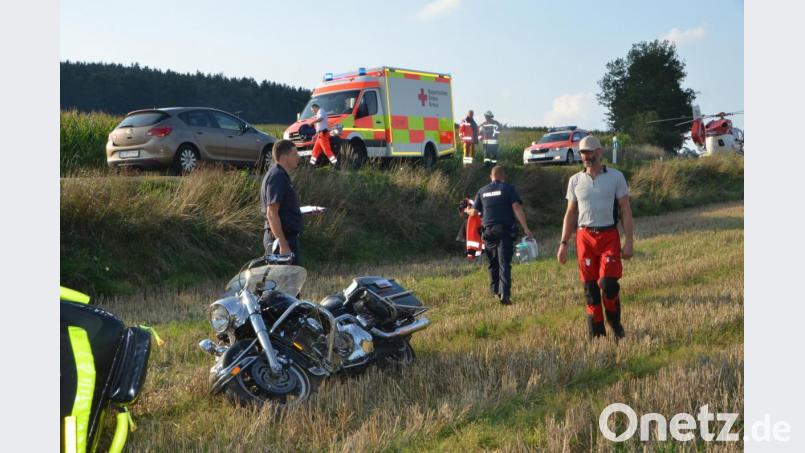 Der Harley-Davidson-Biker landete im Stoppelfeld. Bild: dob