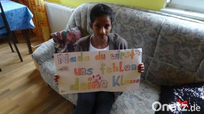 Ein Geschenk für Nada von ihrer Schulklasse. Sie ist zurück und darf als Gast weiter in Hahnbach zur Schule gehen. Bild: hka