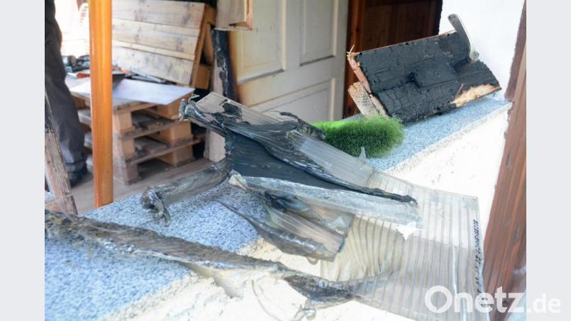Blick von außen auf die verkohlte Eingangstür auf der Terrasse. Die Holztür ist sicher nicht mehr zu gebrauchen. Bild: Gabi Schönberger