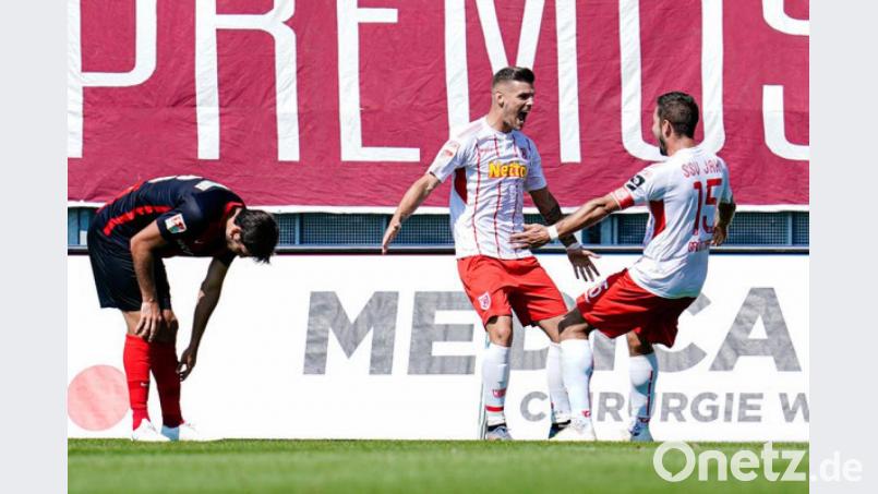 Regensburgs Torschütze Marco Grüttner (rechtgs) jubelt mit dem Assist-Kollegen Erik Wekesser über sein 0:1. Bild: Uwe Anspach/dpa