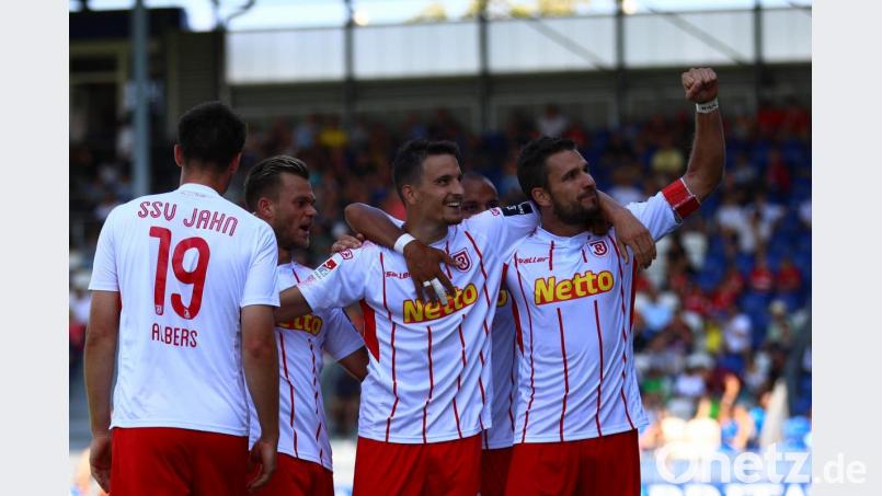 Marco Grüttner (rechts) legt mit drei Treffern die Grundlage für den Auswärtssieg. Bild: Jahn Regensburg