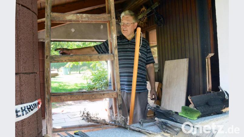 Decken und Wände auf der überdachten Terrasse hat Erwin Reindl schon abgekehrt. Ein Brandstifter hatte am Donnerstag an seinem Gartenhaus Feuer gelegt. Aufräum- und Ausbesserungsarbeiten werden den Pensionär noch länger beschäftigen. Bild: Gabi Schönberger