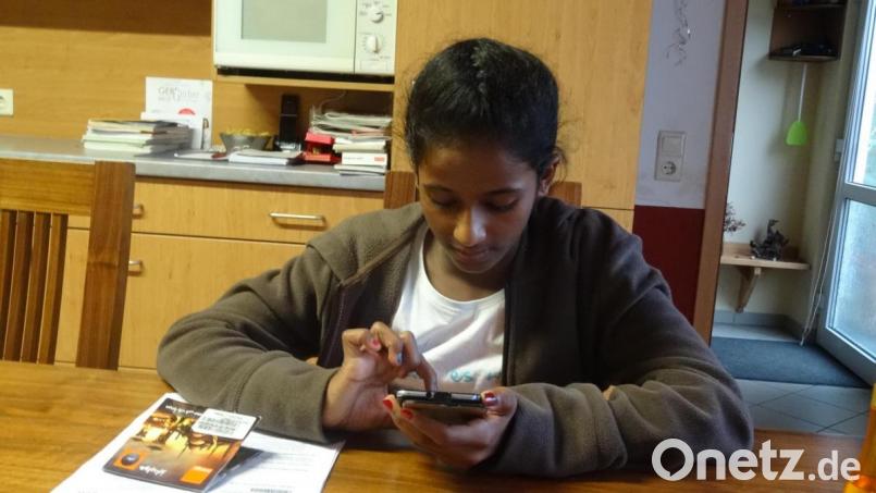 Die einzige Verbindung mit der Familie daheim ist für Nada das Handy ihres Pflegevaters. Whats-App funktioniert auch im Jemen. Bild: hka