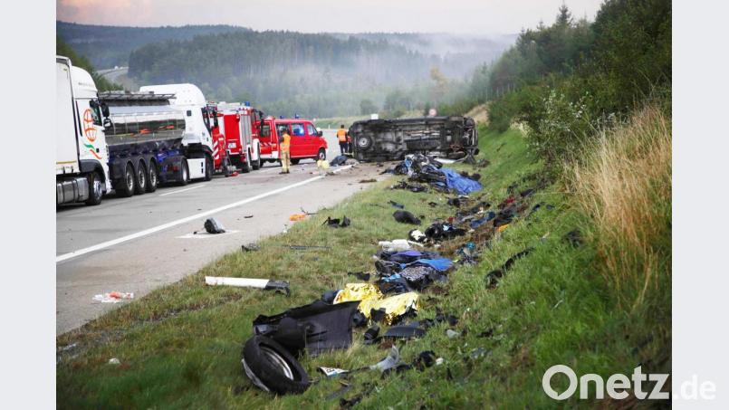 Trümmerteile liegen an der Unfallstelle neben der Autobahn 9, im Hintergrund liegt der umgestürzte Transporter. Bild: Bodo Schackow