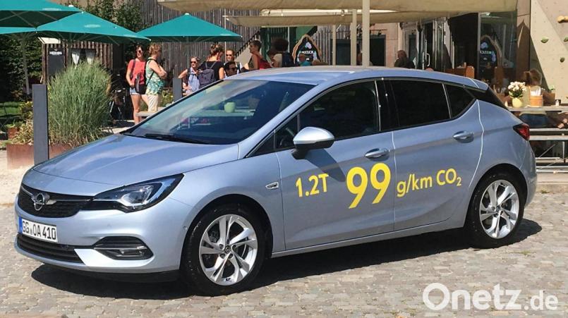 Die Aufkleber sprechen für sich: Der 1,2-l-Turbobenziner bringt es nur auf 99 Gramm CO2 pro Kilometer. Bild: bz