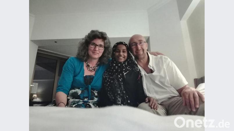Nada posiert für ihre Pflegeeltern Stefanie und Hans Weiß mit dem in ihrer Heimat üblichen Kopftuch. Bild: privat