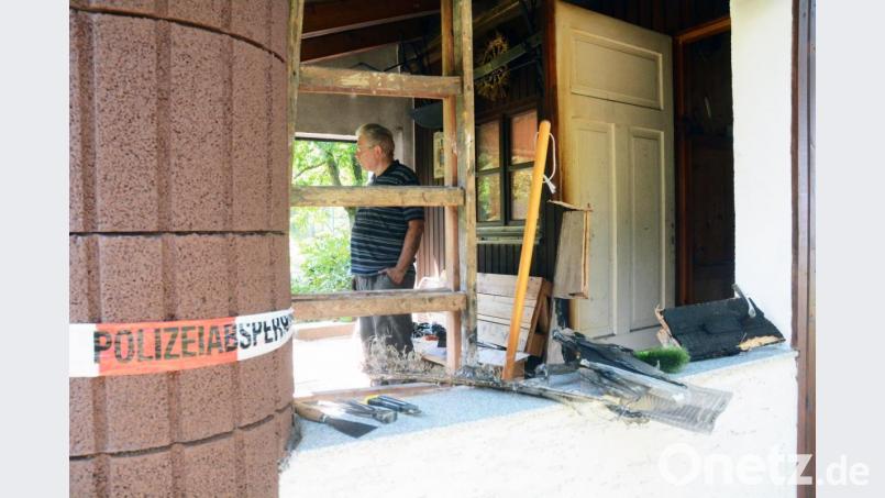 Decken und Wände auf der überdachten Terrasse hat Erwin Reindl schon abgekehrt. Ein Brandstifter hatte am Donnerstag an seinem Gartenhaus Feuer gelegt. Aufräum- und Ausbesserungsarbeiten werden den Pensionär noch länger beschäftigen. Bild: Gabi Schönberger