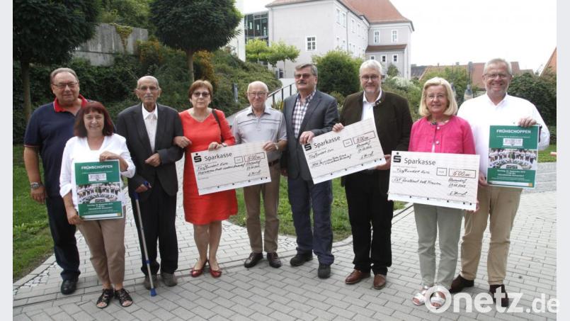 Oberbürgermeister Andreas Feller (rechts) und die Vertreter des Heimatverbandes der Falkenauer werben für das Jubiläumstreffen in Schwandorf und überreichten im Vorfeld Spenden an gemeinnütziger Vereine. Bild: Hirsch