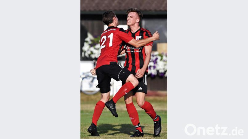 Nico Argauer (rechts mit André Bertelshofer) ist derzeit nur schwer zu stoppen. Gegen den FV Vilseck schnürte der Angreifer des SC Luhe-Wildenau wieder einen Doppelpack. Bild: btg