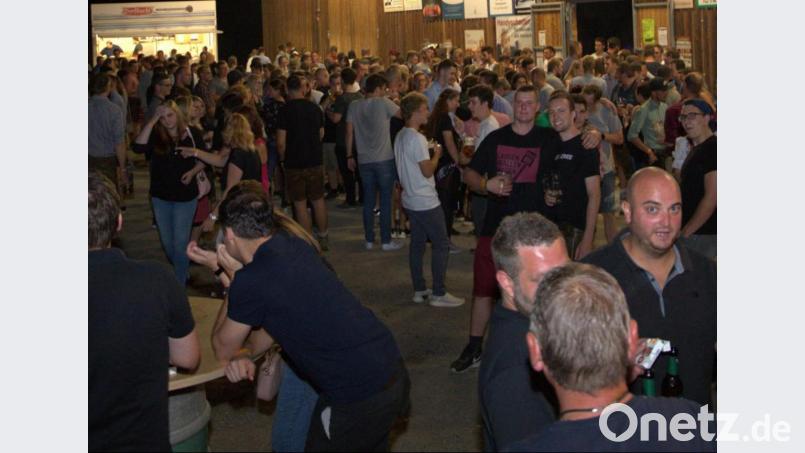 Vor der O`Schnitt-Halle ist viel los. Bild: exb/Frederic Schuller
