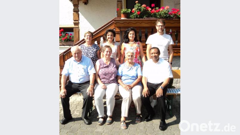 Zum 85. Geburtstag gratulierten Maria Scharf (vorne, Dritte von links) neben Angehörigen und Freunden auch Pfarrer Cyprian Anyanwu (rechts) und Bürgermeister Hans Wilhelm (links). Bild: ksi