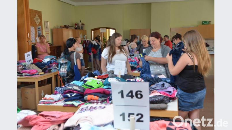 Richtige Schnäppchen konnten die Kunden beim Herbst- und Winterbasar der Krabbelgruppe "Zwergentreff" ergattern. Das evangelische Gemeindehaus glich an diesem Tag eher einem gut sortierten Kinderwarenhaus. Bild: dob