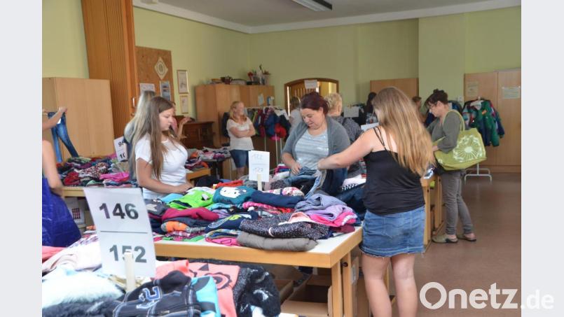Richtige Schnäppchen konnten die Kunden beim Herbst- und Winterbasar der Krabbelgruppe "Zwergentreff" ergattern. Das evangelische Gemeindehaus glich an diesem Tag eher einem gut sortierten Kinderwarenhaus. Bild: dob