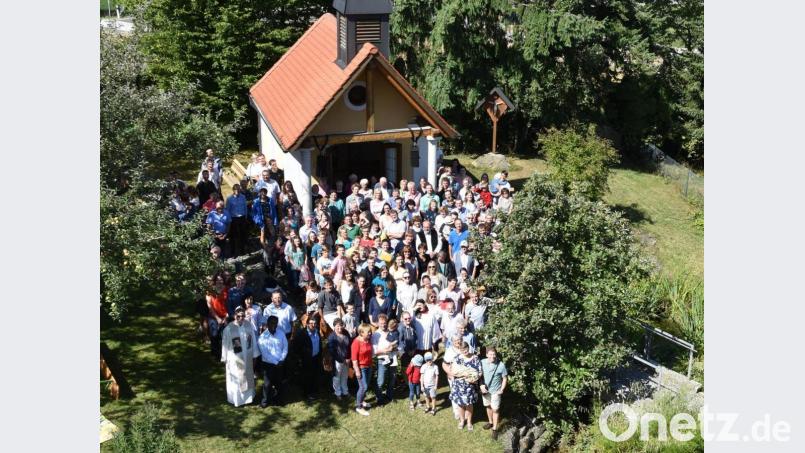 Immer mehr Menschen kommen zum Glaubensfest rund um die Kapelle der Familie Hausner in Parkstein. Bild: adj