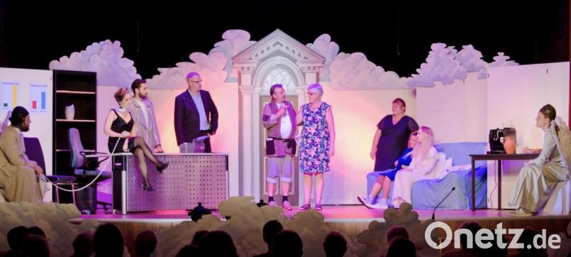 Die zehn Laiendarsteller der Stadtbühne Vilseck, die im Vorzimmer bei Petrus Premiere feiern, überzeugen mit ihren schauspielerischen Talenten. Der „Termin bei Petrus“ macht Lust auf mehr. Für die letzten drei Vorstellungen sind noch Karten erhältlich. Bild: rha