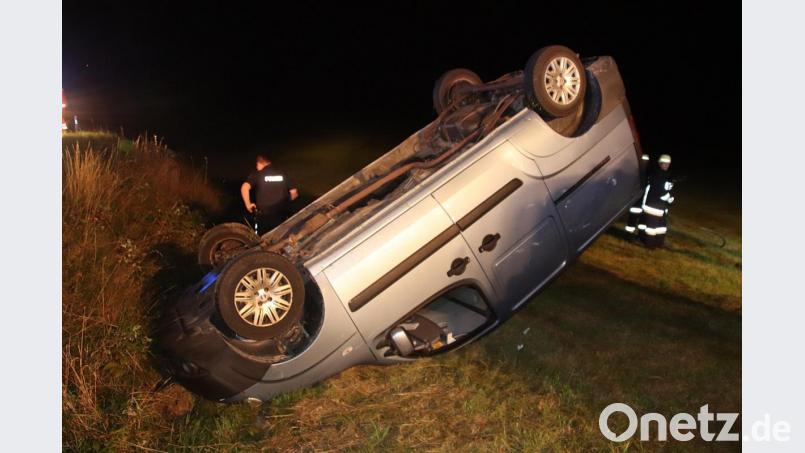 Der verunfallte Fiat blieb auf dem Dach liegen. Bild: jma