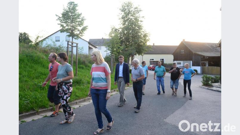Den Rundgang durch den Ortsteil Hochdorf nutzten MdL Stephan Oetzinger und CSU-Ortsvorsitzender Dieter Schwab (2. Reihe von links) und Gemeinderat Tobias Forster (3. Reihe, 2. von links) und stellvertretender CSU-Ortsvorsitzender Alexander Radlbeck (rechts) zu Gesprächen über die Entwicklung des Ortsteiles. Bild: bey