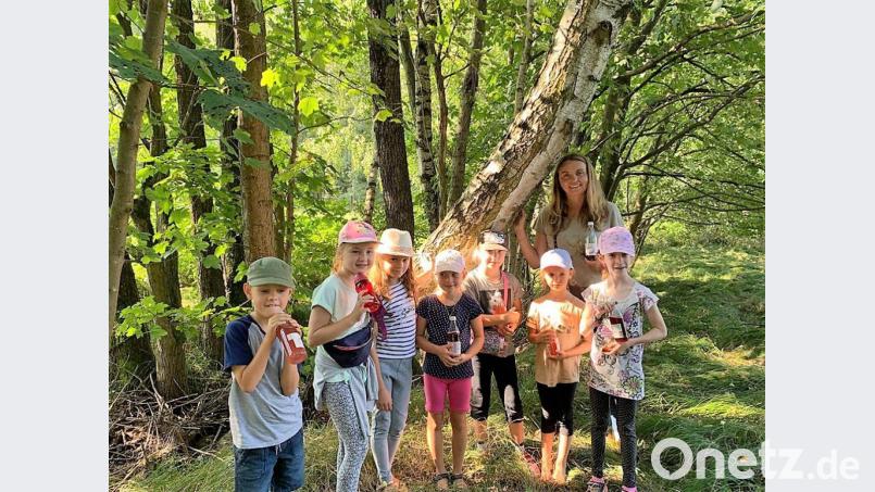 Elisabeth Zintl zeigte den Kindern ein besonderes Stück Natur. Bild: hl