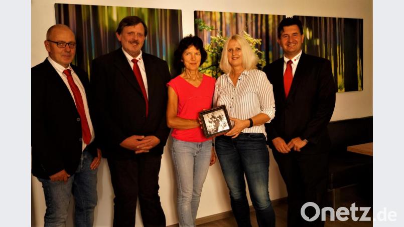 Geschäftsführer Sandro Galitzdörfer, Martina Leithenmeyer, Dr. Gudrun Graf, Peter Lischka und Andreas Scheuner (von rechts) freuten sich über die gelungen Bilder auch an der Wand. Bild: arw