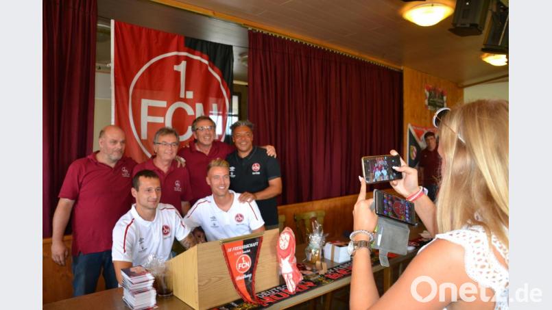 Spieler wie Trainer sind an diesem Nachmittag gefragte Fotomodelle. Bild: ens