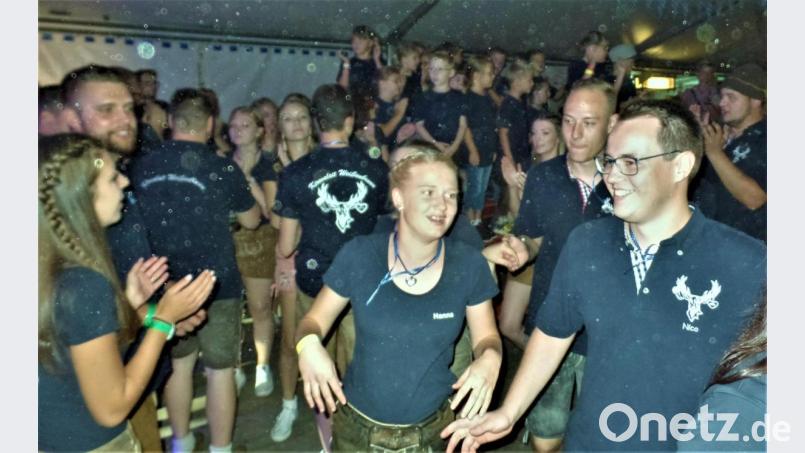 Wenn die Weißenbrunner Kirwaleit am ersten September-Wochenende ihr Festl auf den Dörferer Höhen feiern, dann bebt nicht nur der Boden im Zelt. Bild: jml